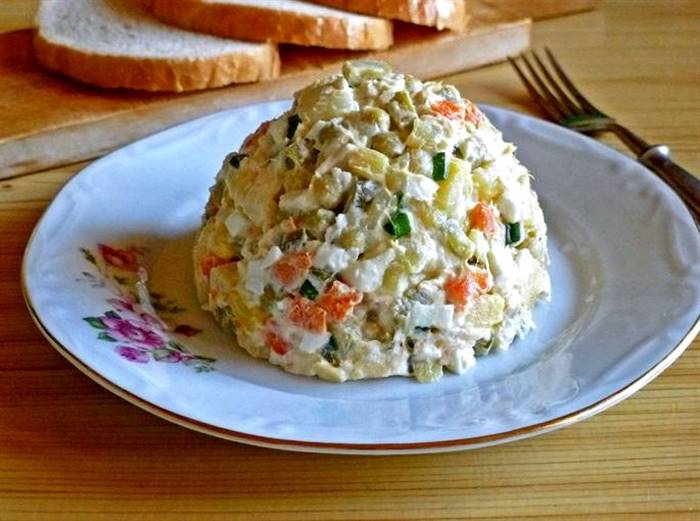 Салат столичний класичний рецепт з куркою Вони пригощали гостей так